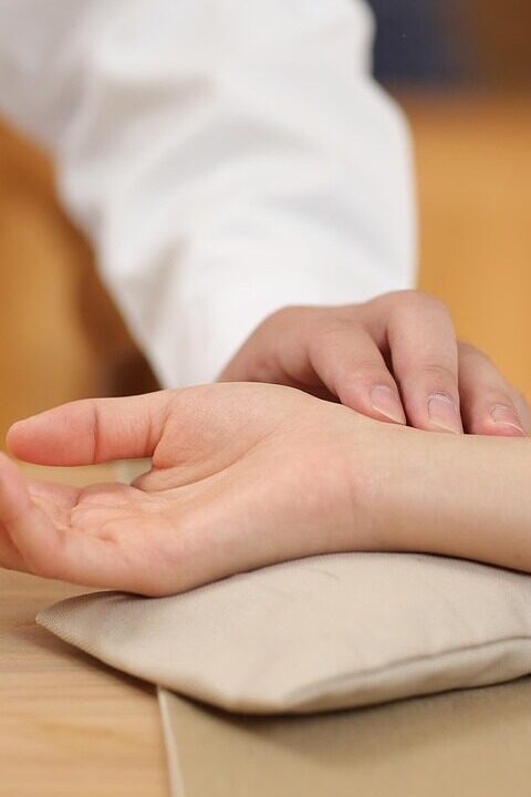 médecine chinoise prise de pouls pour un diagnostic et traitement personalisés