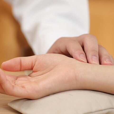 médecine chinoise prise de pouls pour un diagnostic et traitement personalisés