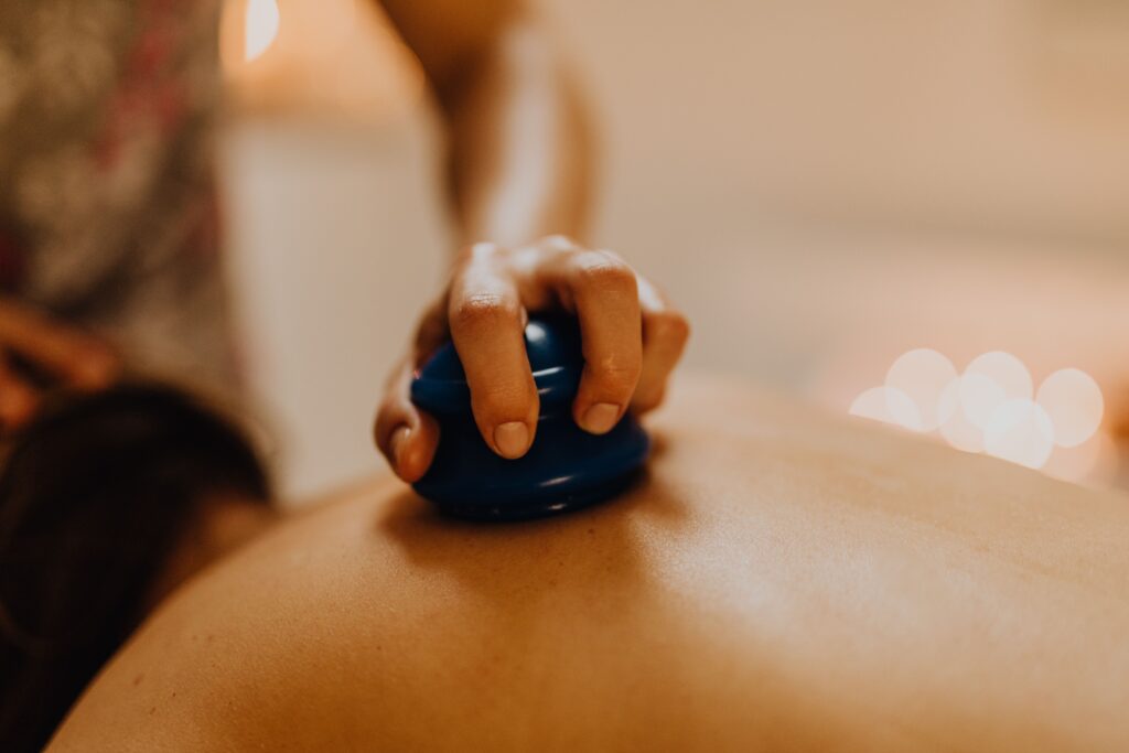 Ventouses et massage TuiNa pour traiter le mal de dos - Acupuncture à Genève et Veyrier